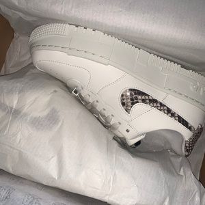 Air Force 1 Pixel SE Sail Snake